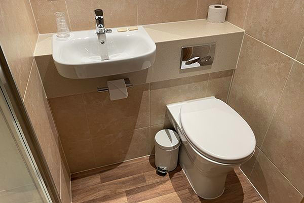 Loch Achray Hotel bathroom suite