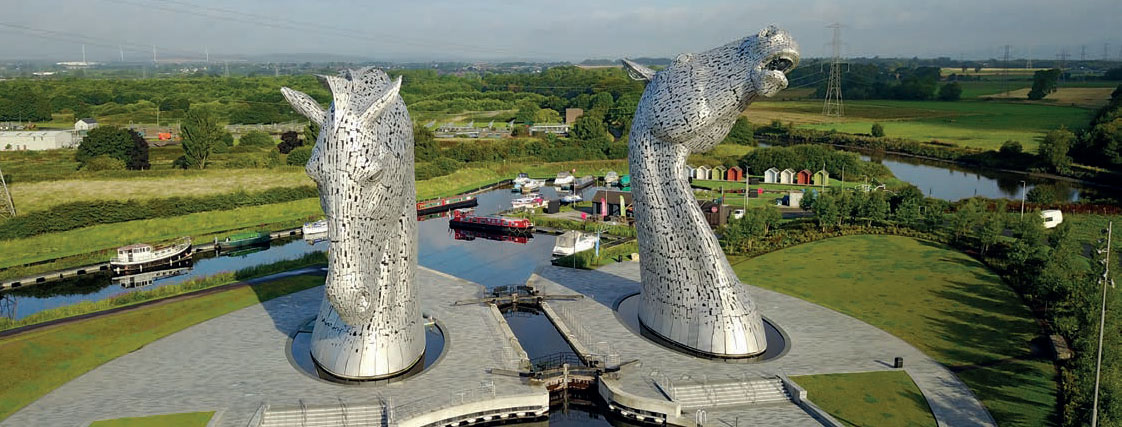 A pair of giant horse heads looming high above
the trees